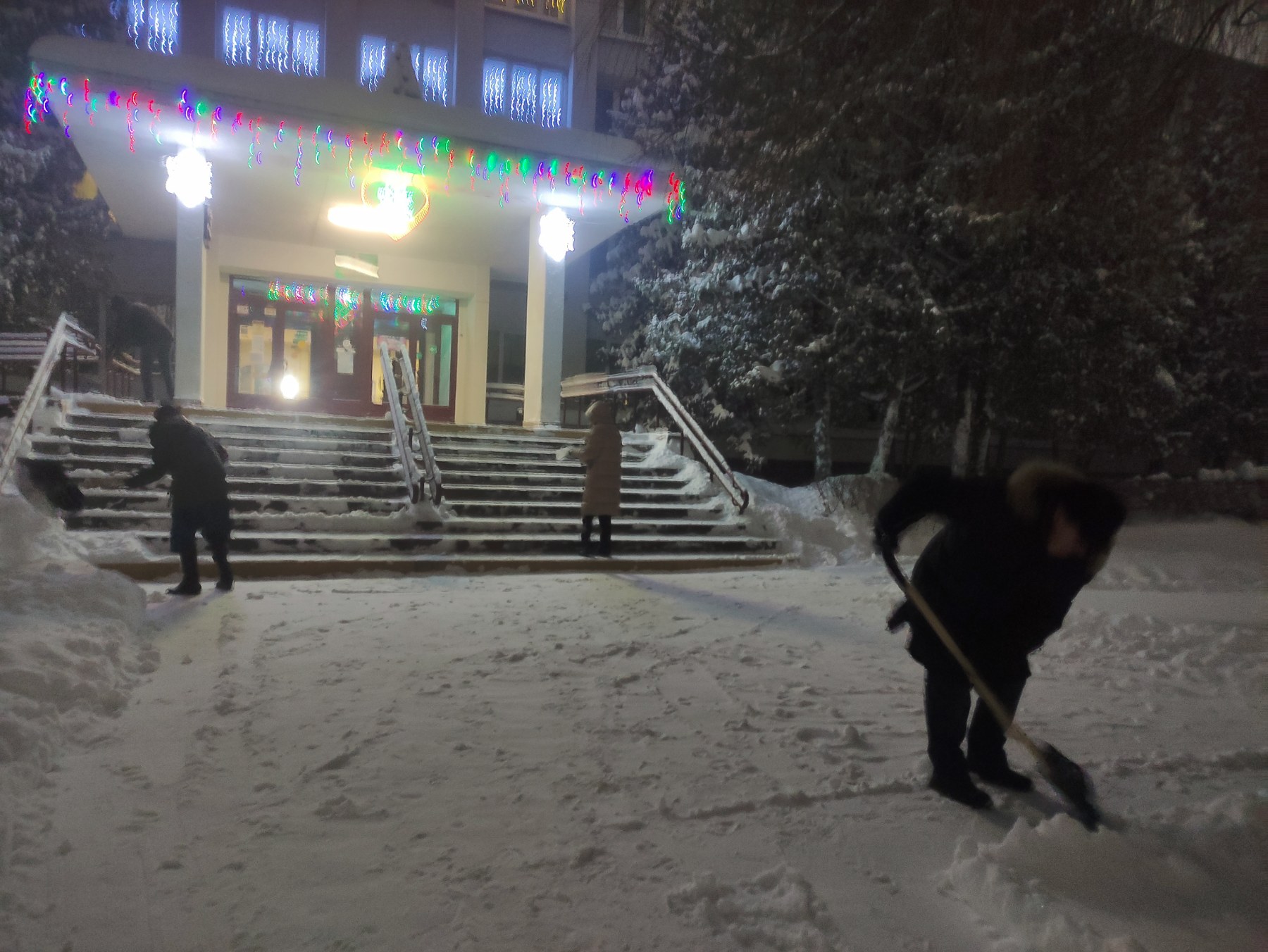 Уборка снега – это не только вопрос безопасности, но и заботы о благополучии каждого жителя Бобруйска.