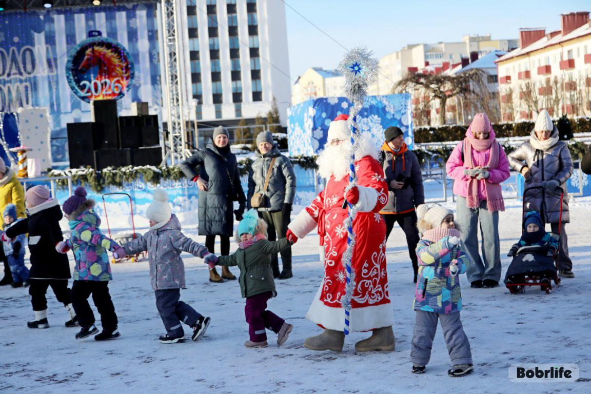 Наш фоторепортаж. Праздник для маленьких и больших: первый день нового года в Бобруйске