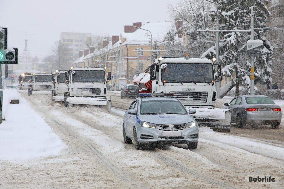 Более 3,6 тысячи работников ЖКХ расчищают от снега улицы и дороги в Беларуси