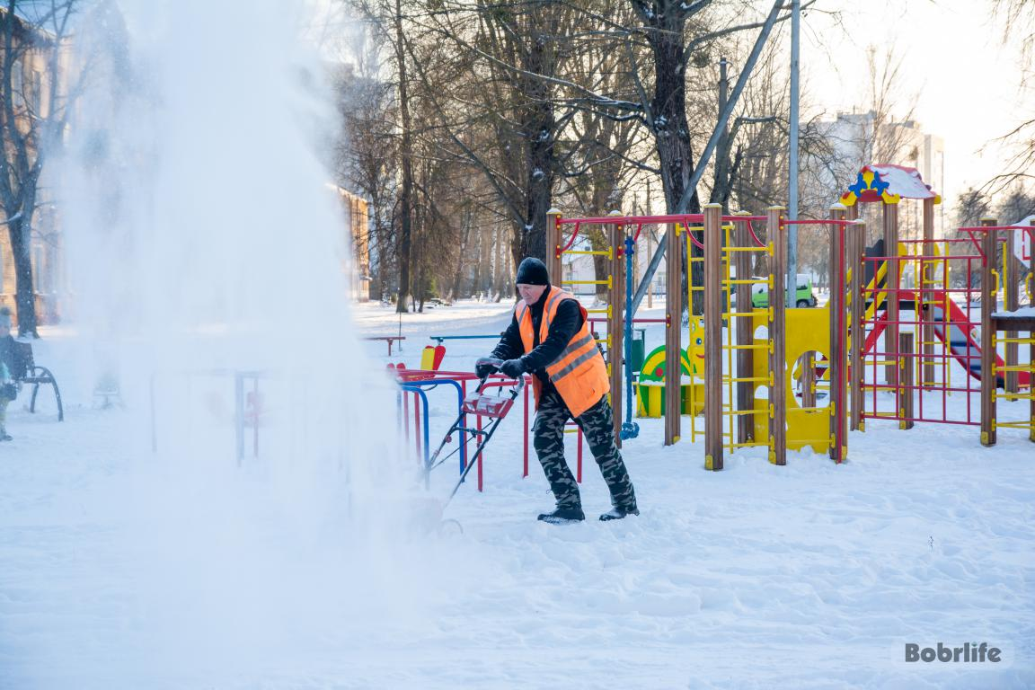 Снежный бой. Бобруйские коммунальщики активно борются с непогодой
