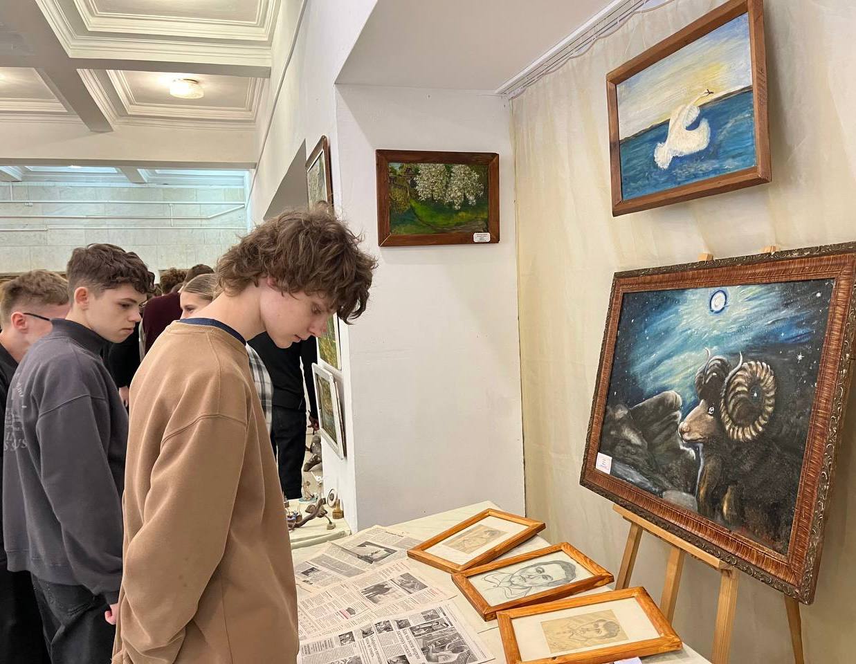 Прошло открытие удивительной выставки декоративно-прикладного искусства, посвящённой Дню защитника Отечества. "Искусство, дорогою в жизнь".