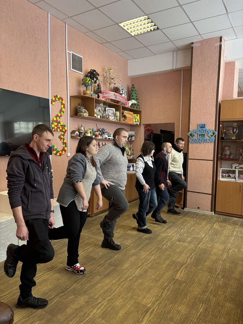 27 февраля 2026 в отделении социальной реабилитации, абилитации инвалидов центра социального обслуживания населения Ленинского района г. Бобруйска состоялась праздничная игровая программа, посвященная Дню защитников Отечества и Вооруженных Сил Республики 