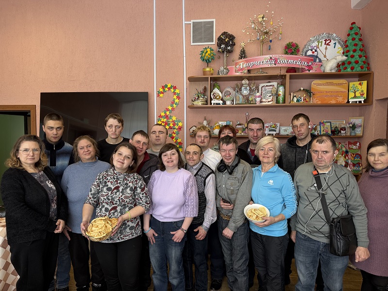 03.03.2026 с участниками отделения социальной реабилитации, абилитации инвалидов центра социального обслуживания населения Ленинского района г. Бобруйска проведен мастер-класс по приготовлению блинчиков для мамы, приуроченный ко Дню женщин. 