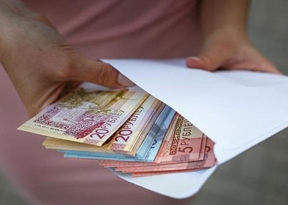 О фактах выплаты заработной платы в конверте следует информировать налоговые органы