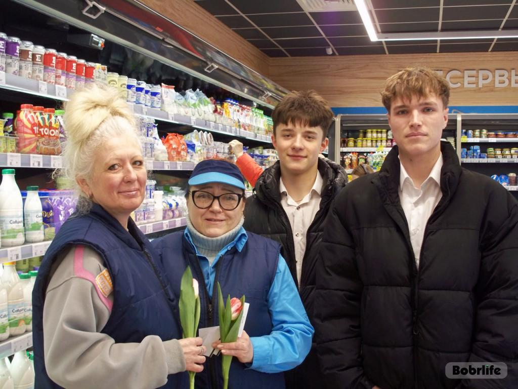 Цветы для милых дам. Молодежь Ленинского района Бобруйска поздравила женщин с наступающим 8 Марта