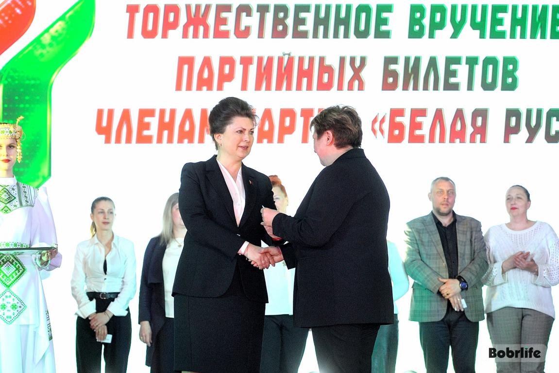 Единство, ответственность и верность традициям: в преддверии Дня Конституции в Бобруйске вручили партийные билеты