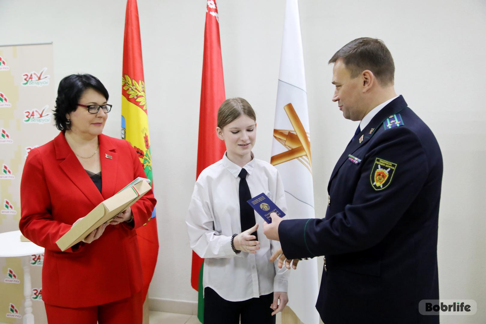 Главный документ в жизни каждого белоруса. В преддверии Дня Конституции учащимся Бобруйска вручили первые паспорта