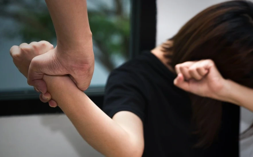 «Воспитание» побоями. Бобруйчанина судили за истязание несовершеннолетней