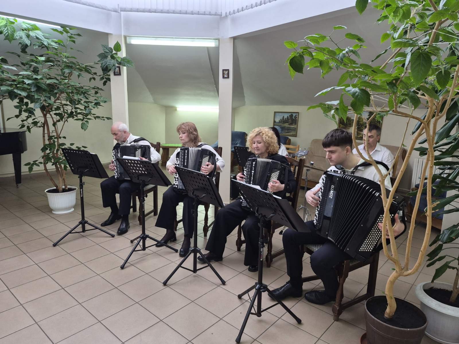 Цветущая весна в каждой ноте: «Интермеццо» дарит праздник старшему поколению