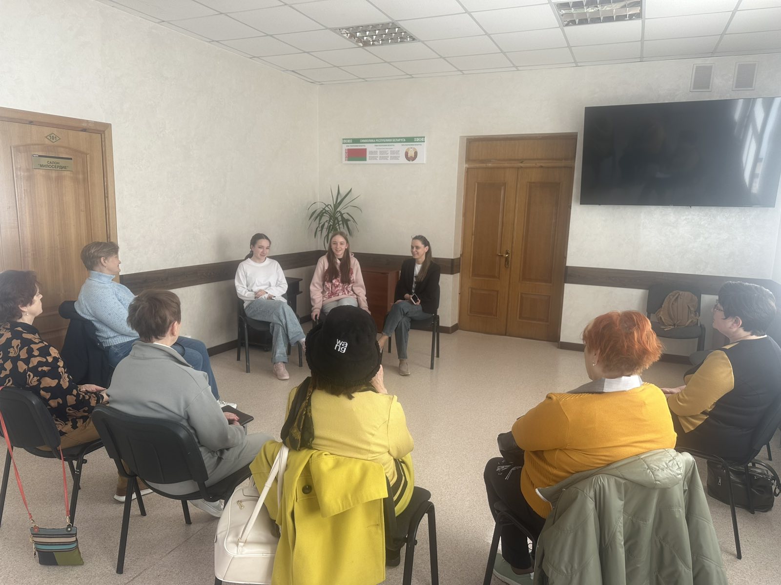 Мост между поколениями: как студенты научили бобруйских пенсионеров покорять мессенджеры