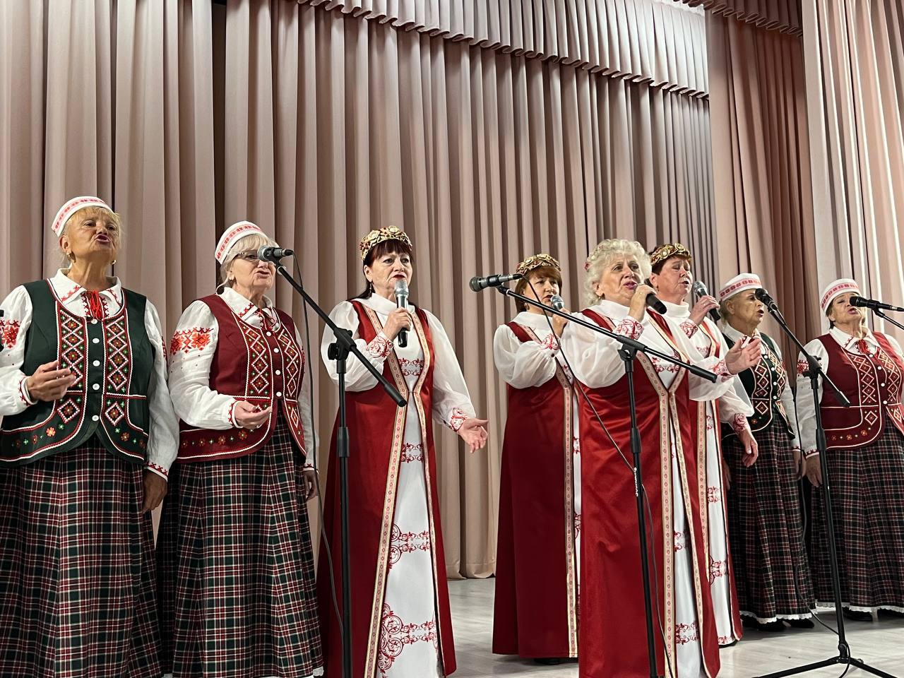 Душа поет: отчётный концерт народного хора ветеранов «Золотые годы» и народного хора ветеранов труда «Бобруйские зори» УК «Центр досуга и творчества г. Бобруйска» согрел сердца зрителей!
