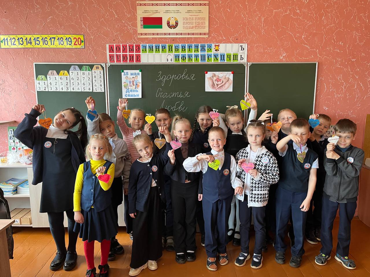 «Тёплые подарки для самых близких: первоклассники Бобруйска создали фетровые «Сердечки на память» ко Дню семьи»