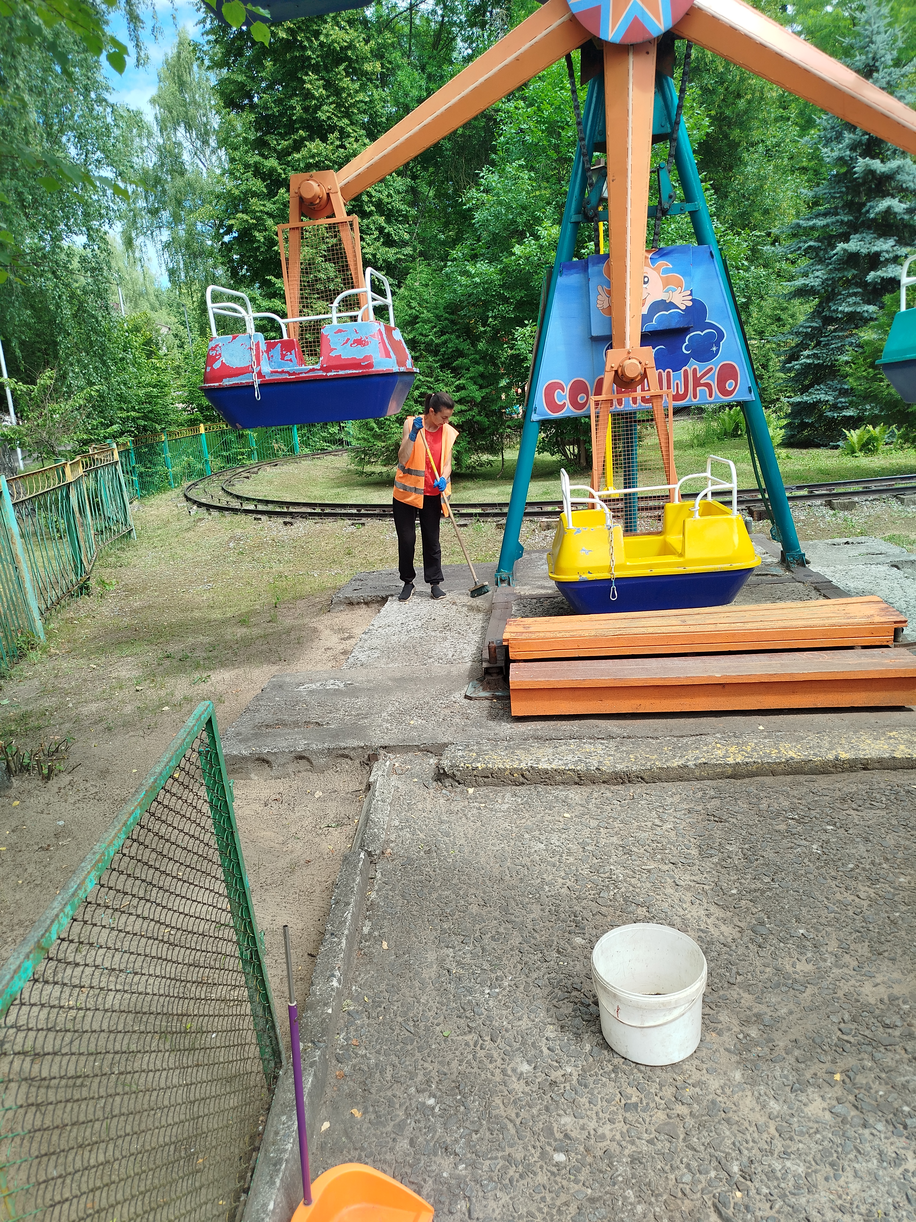 В организациях Ленинского района г. Бобруйска в рамках проведения санитарного дня приведены в порядок прилегающие и закрепленные территории.