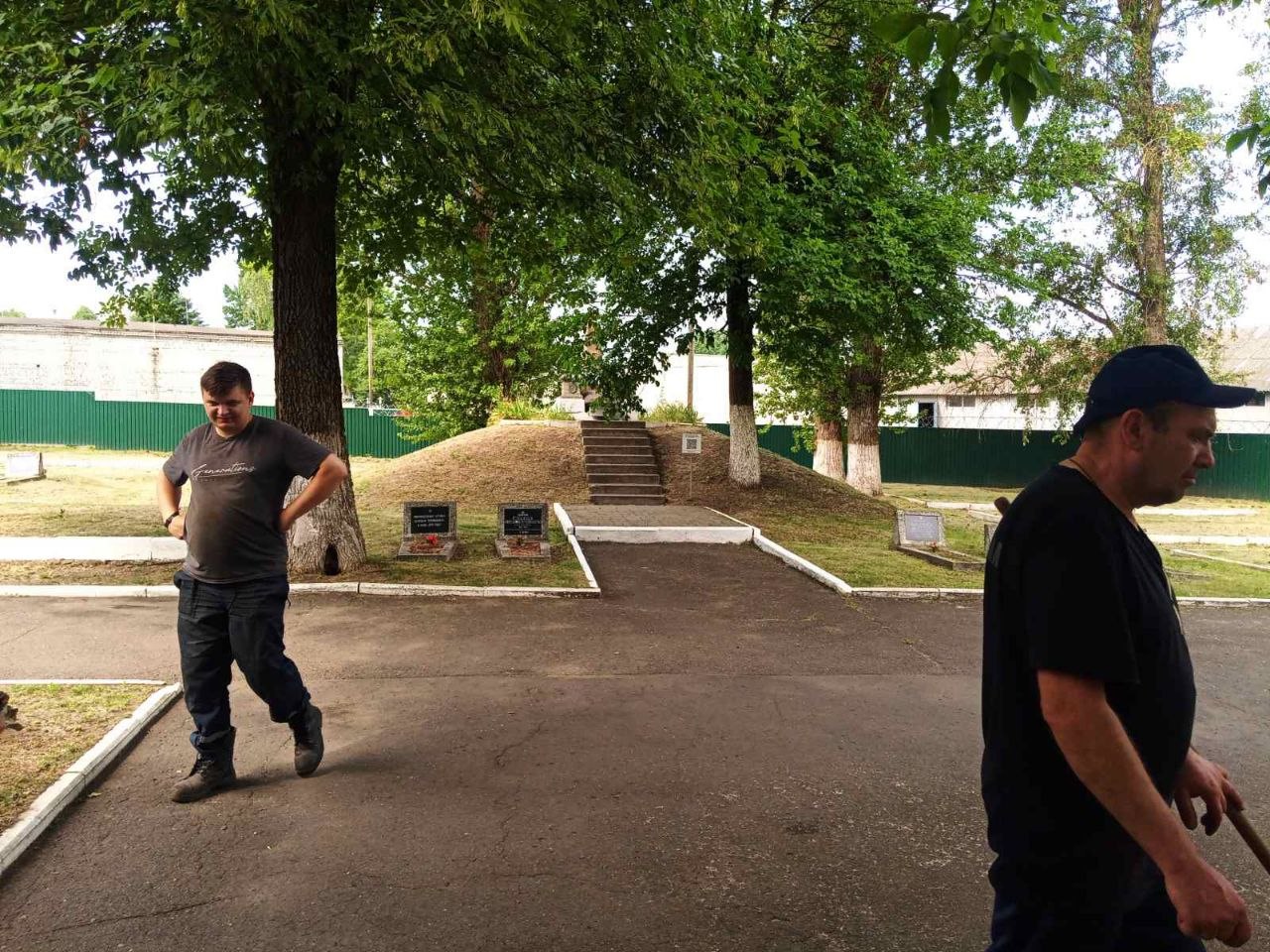 Организации района взяли шефство над памятниками и воинскими захоронениями, поддерживают порядок и благоустраивают территорию. 